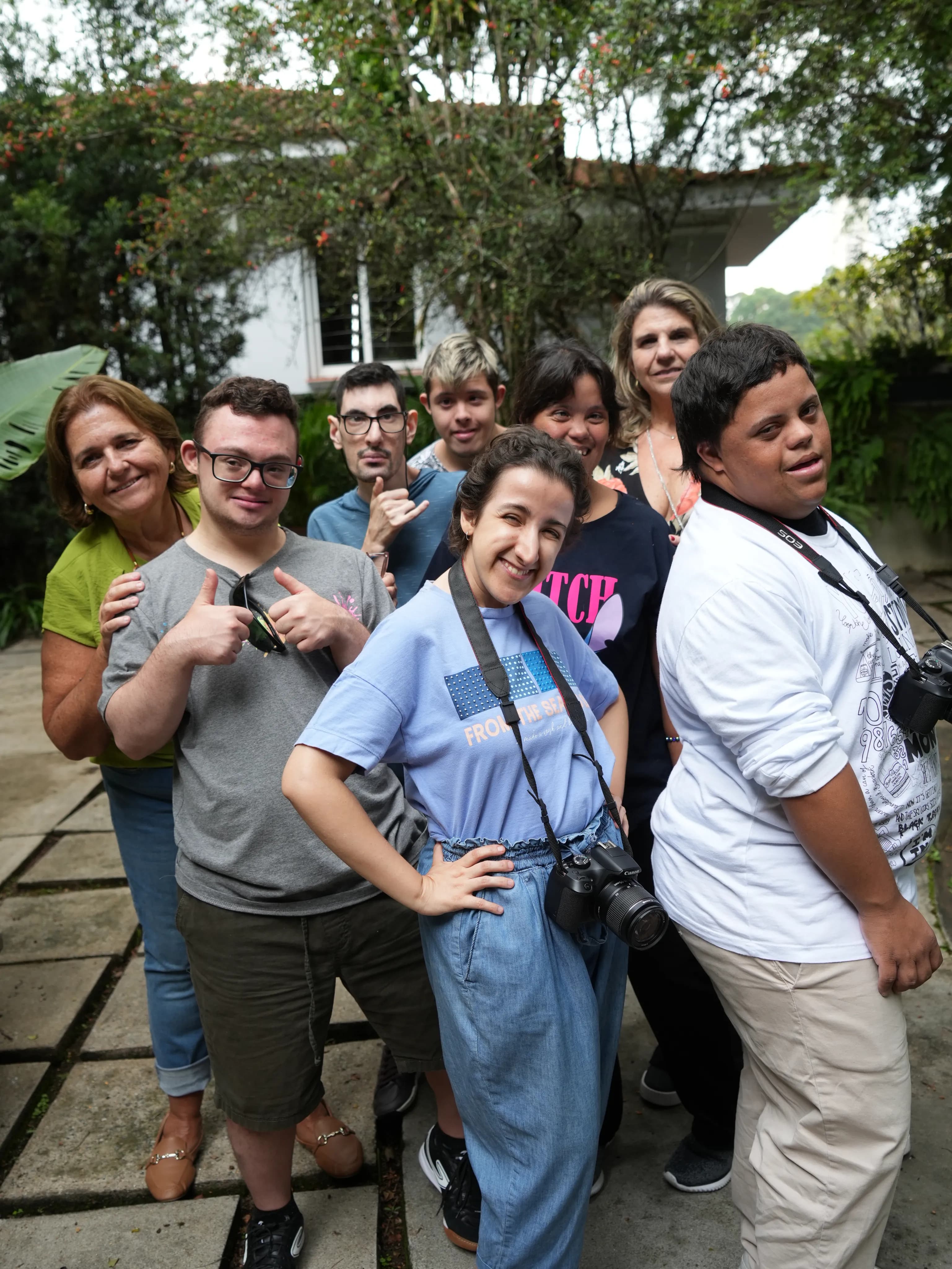 Jovens do programa Tribos Aoás reunidos ao ar livre com a equipe da BTO+